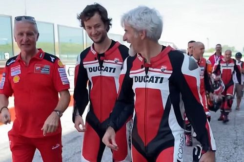 V&iacute;deo: Gigi Dall'Igna y Tardozzi se suben a una Ducati con Pecco Bagnaia 