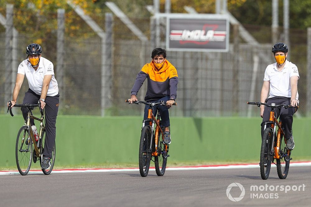 Carlos Sainz Jr., McLaren, recorre el circuito en bici con compa&ntilde;eros