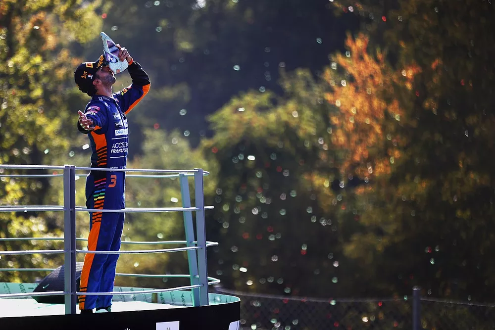 Podio: ganador Daniel Ricciardo, McLaren con su bota de carrera