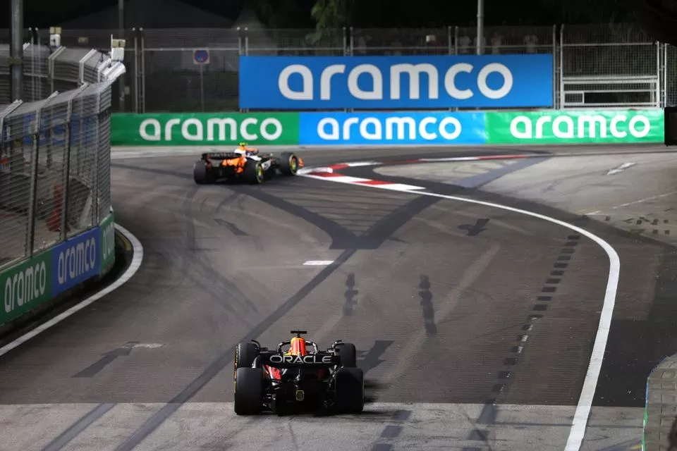 Lando Norris, McLaren MCL38, Max Verstappen, Red Bull Racing RB20