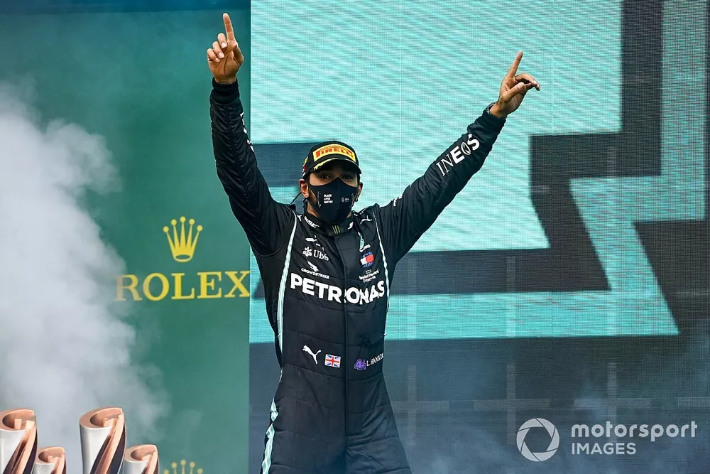 Podio: ganador y campe&oacute;n del mundo Lewis Hamilton, Mercedes-AMG F1