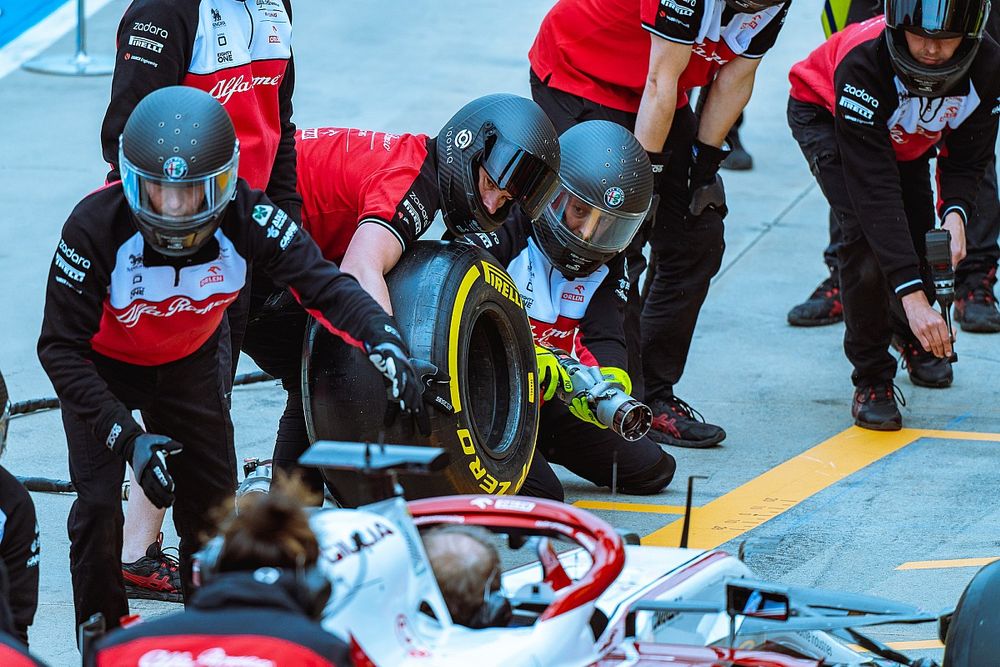 Mec&aacute;nico de Alfa Romeo durante una pr&aacute;ctica en boxes