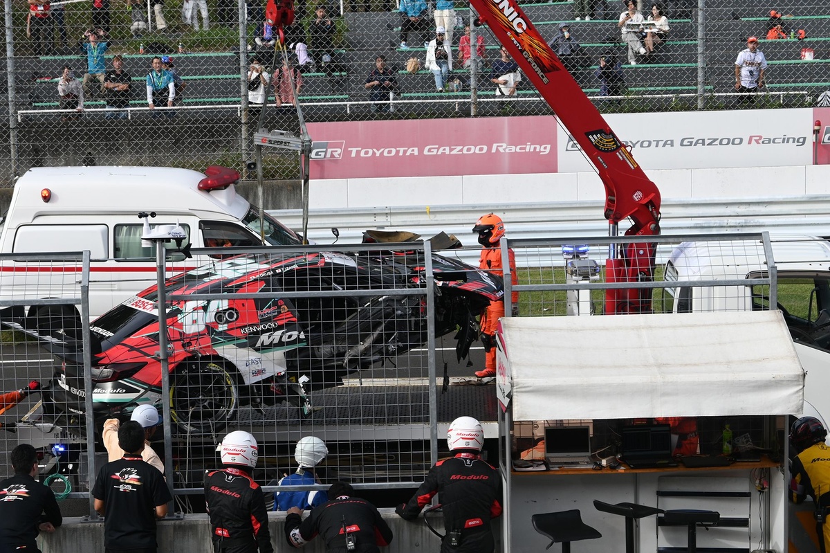 スーパーGT第6戦、ホームストレートで複数台大破の多重クラッシュ