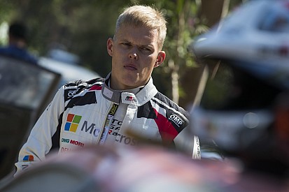Rally del Galles subito in salita per Tanak: va a sbattere contro un terrapieno nello Shakedown!