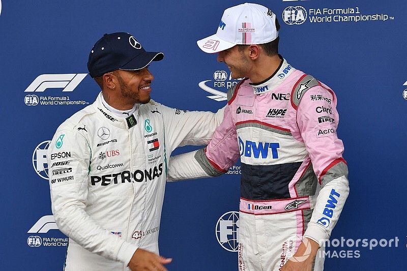 Lewis Hamilton, Mercedes AMG F1 y Esteban Ocon, Racing Point Force India F1 Team celebran en parc ferme