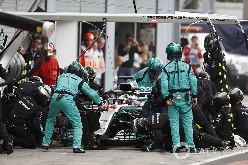 Lewis Hamilton, Mercedes AMG F1 W09, pits
