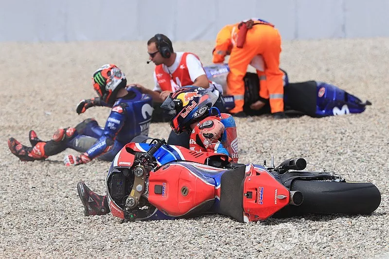 La chute de Stefan Bradl, HRC Honda Team, Maverick Viñales, Yamaha Factory Racing
