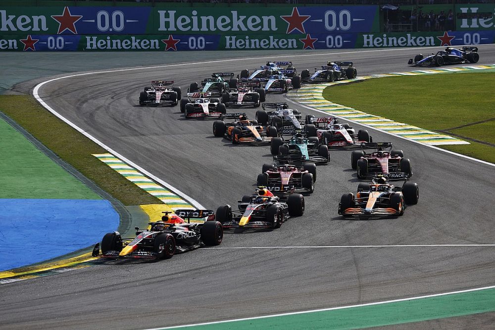 Max Verstappen, Red Bull Racing RB18, Sergio Perez, Red Bull Racing RB18, Lando Norris, McLaren MCL36, Charles Leclerc, Ferrari F1-75, Carlos Sainz, Ferrari F1-75, the remainder of the field at the start