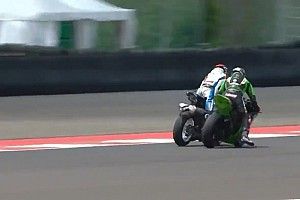 WSBK | Vídeo: Baz se fractura la pierna en un peculiar incidente