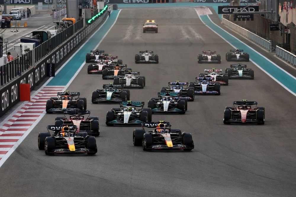 The start of the race. Max Verstappen, Red Bull Racing RB18, Sergio Perez, Red Bull Racing RB18, Charles Leclerc, Ferrari F1-75, Lewis Hamilton, Mercedes W13, Carlos Sainz, Ferrari F1-75, George Russell, Mercedes W13, Lando Norris, McLaren MCL36