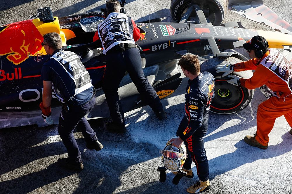 Los comisarios asisten a Max Verstappen, Red Bull Racing RB18, tras retirarse de la carrera