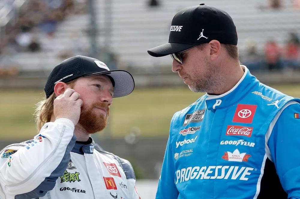 Tyler Reddick, 23XI Racing Toyota, Denny Hamlin, Joe Gibbs Racing Toyota