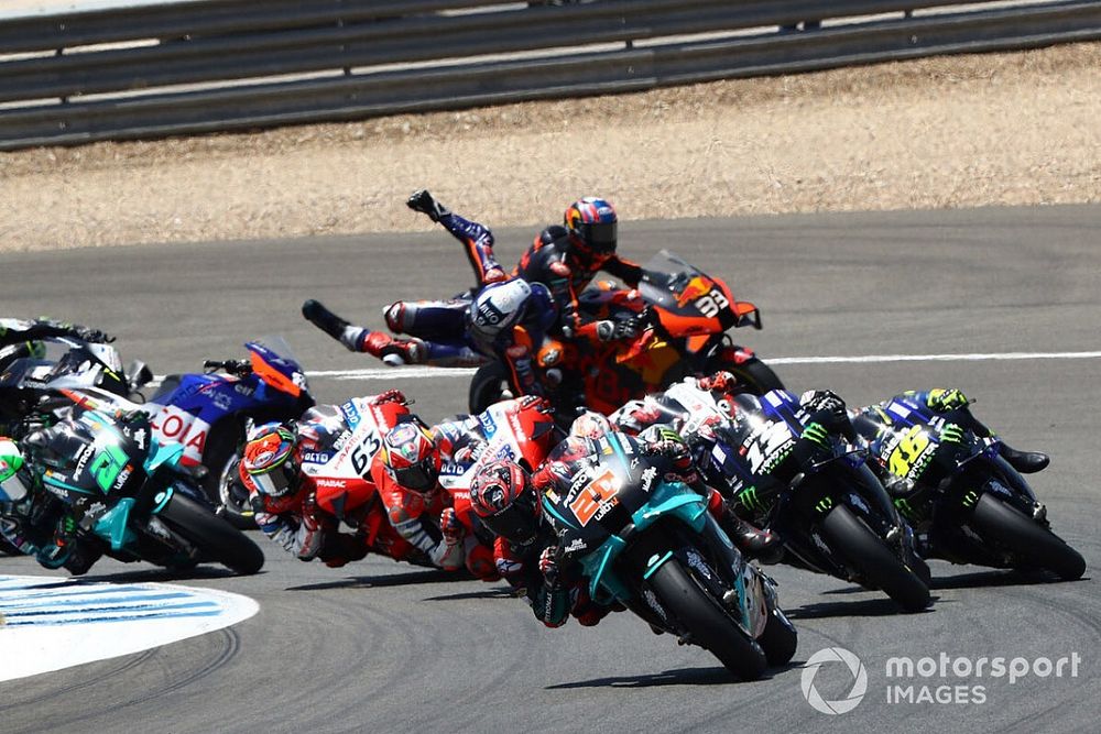 Miguel Oliveira, Red Bull KTM Tech 3 y Brad Binder, Red Bull KTM Factory Racing chocan en la primera curva