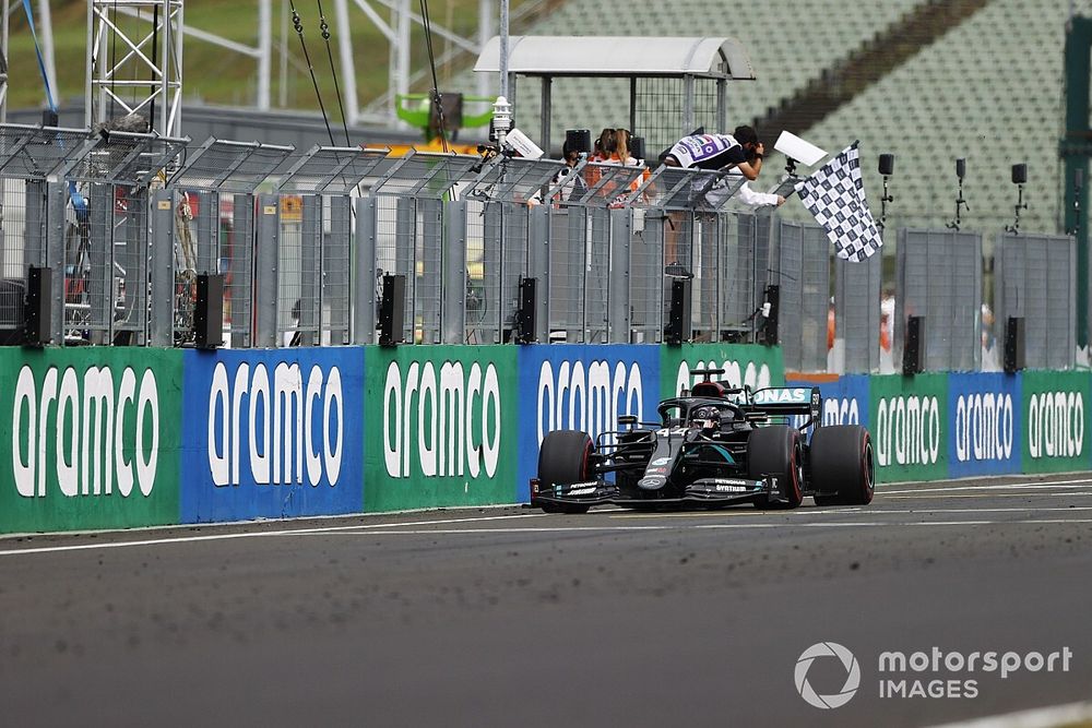 Ganador Lewis Hamilton, Mercedes F1 W11, toma la bandera a cuadros