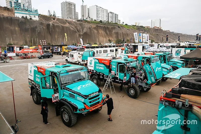 #503 Iveco: Gerard De Rooy, Darek Rodewald, Moises Torrallardona; #505 Iveco: Federico Villagra, Adrian Artura Yacopini, Ricardo Adrian Torlaschi; #509 Iveco:  Ton Van Genugten,  Bernard Der Kinderen, Peter Willemsen; #513 Iveco:  Maurik Van Den Heuvel,  Martijn Van Rooij, Peter Kuijpers