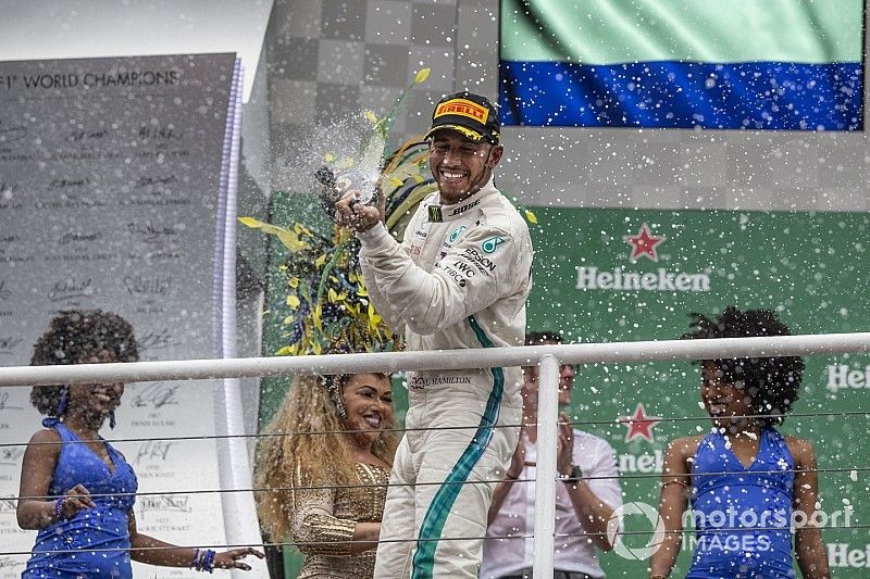 Race winner Lewis Hamilton, Mercedes AMG F1 celebrates on the podium with the champagne