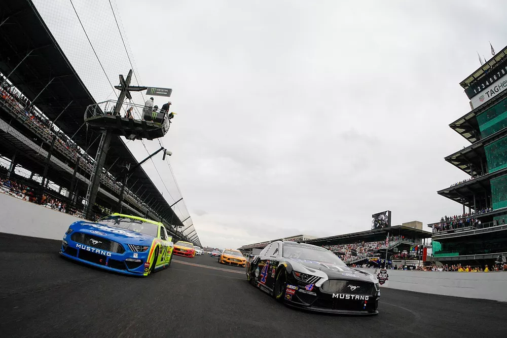  Kevin Harvick, Stewart-Haas Racing, Ford Mustang Mobil 1,  Paul Menard, Wood Brothers Racing, Ford Mustang Menards / Dutch Boy