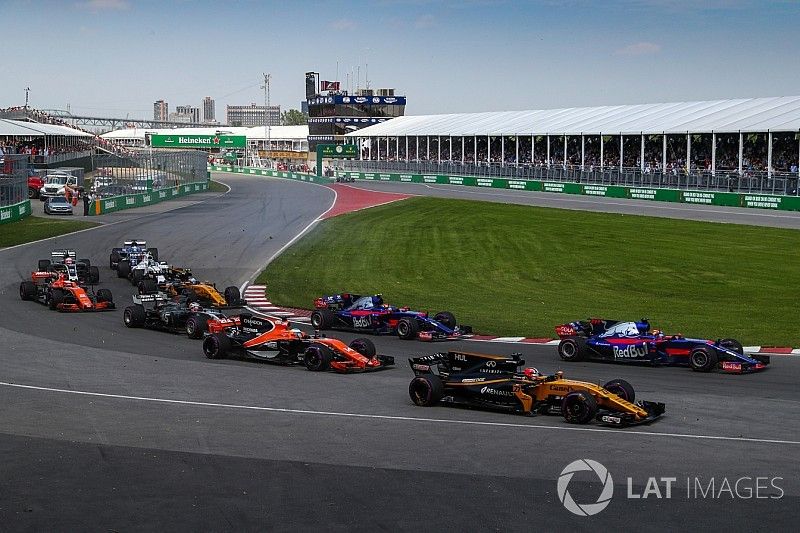 Nico Hulkenberg, Renault Sport F1 Team RS17 y Daniil Kvyat, Scuderia Toro Rosso STR12