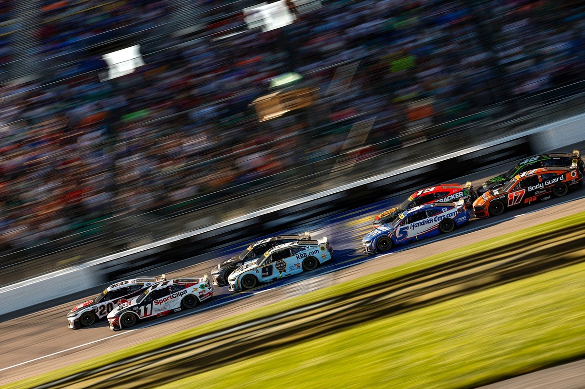 Kansas Cup race was every playoff driver for himself 