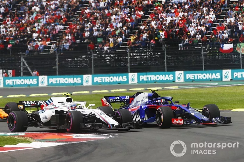 Sergey Sirotkin, Williams FW41, battles with Pierre Gasly, Scuderia Toro Rosso STR13