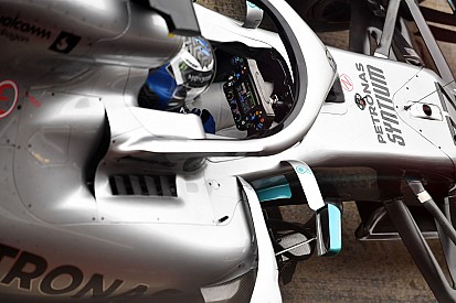 Así funciona el volante del Mercedes W10 de 2019