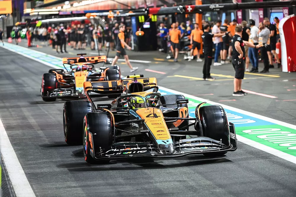 Lando Norris, McLaren MCL60, Oscar Piastri, McLaren MCL60, dans les stands