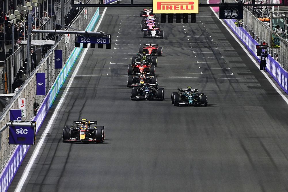 Sergio Perez, Red Bull Racing RB19, Fernando Alonso, Aston Martin AMR23, George Russell, Mercedes F1 W14