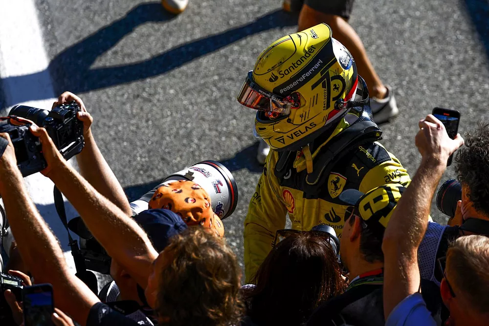 Le deuxi&egrave;me Charles Leclerc, Ferrari, dans le parc ferm&eacute;