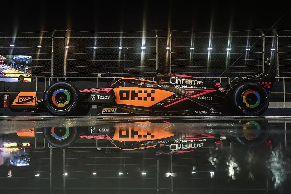 Daniel Ricciardo, McLaren MCL36, heads to the grid