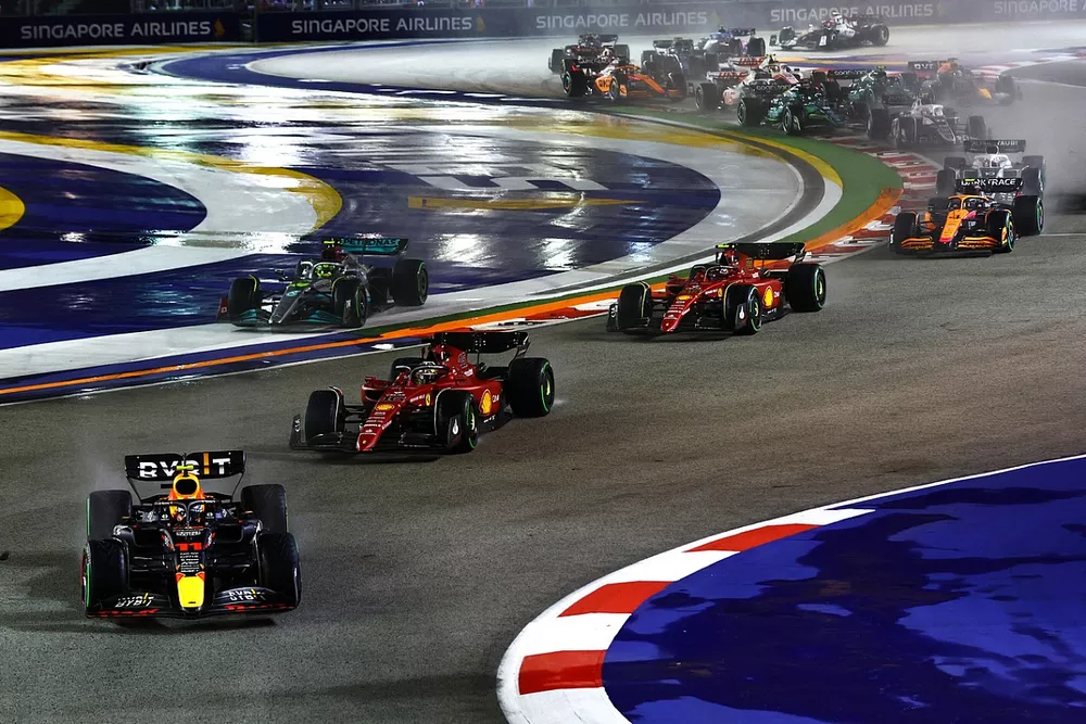 Sergio P&eacute;rez, Red Bull Racing RB18, Charles Leclerc, Ferrari F1-75
