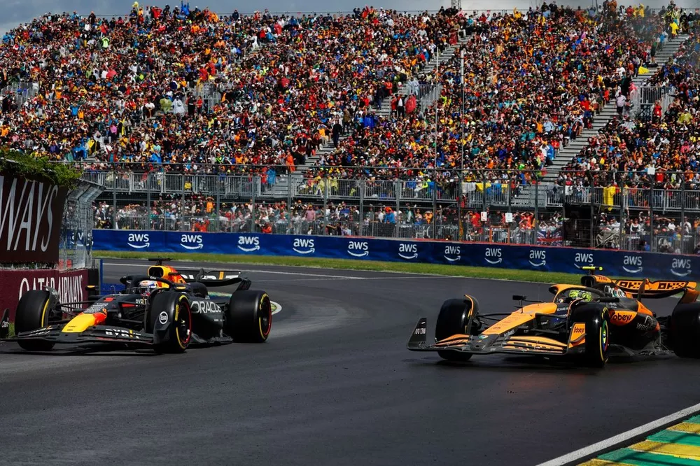 Max Verstappen, Red Bull Racing RB20 en duel avec Lando Norris, McLaren MCL38 