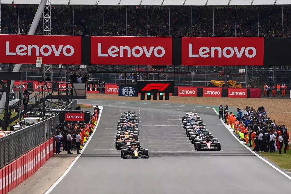 Max Verstappen, Red Bull Racing RB18, Carlos Sainz, Ferrari F1-75, the rest of the field