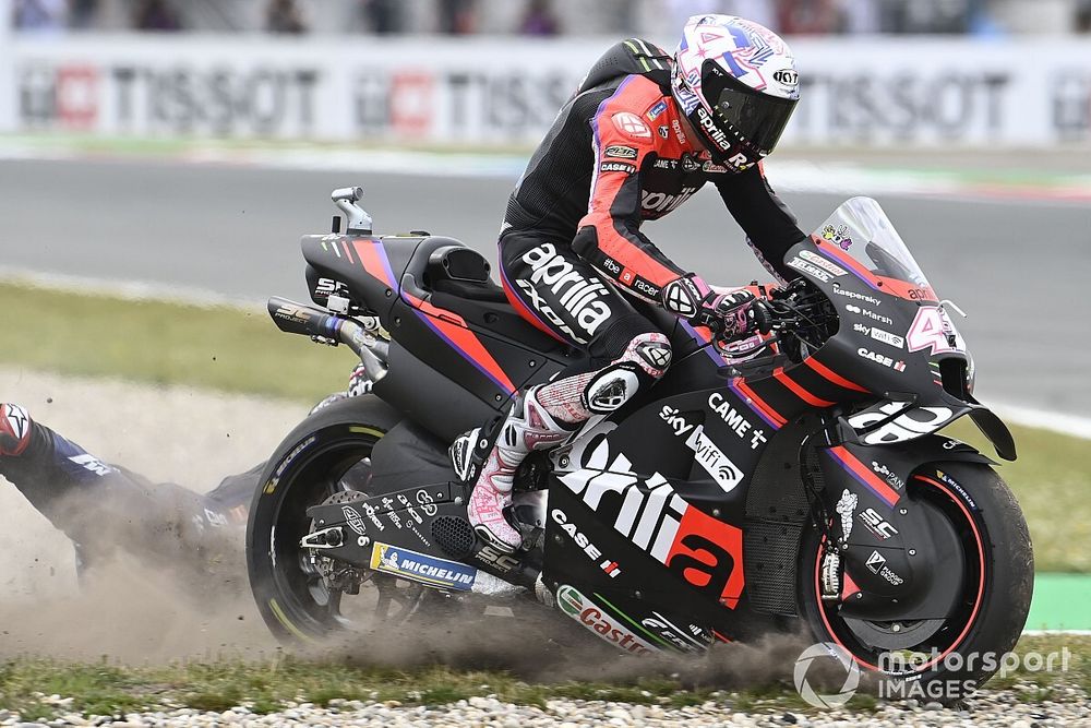 Ca&iacute;da de Aleix Espargar&oacute;, Aprilia Racing Team, Fabio Quartararo, Yamaha Factory Racing 