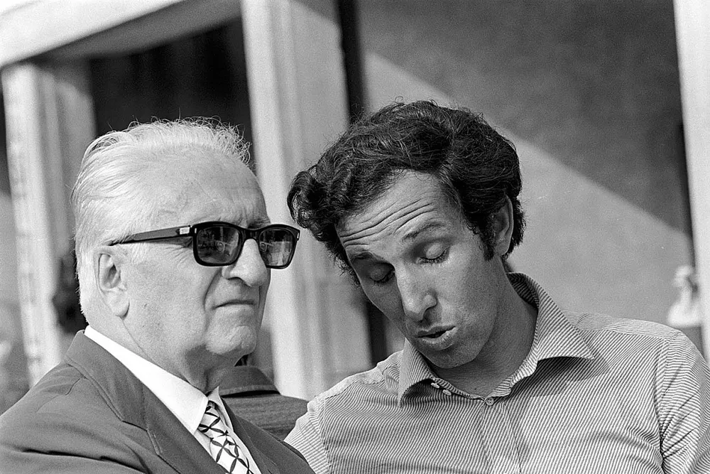 Enzo Ferrari durante la sua consueta visita a Monza, qui con Mauro Forghieri
