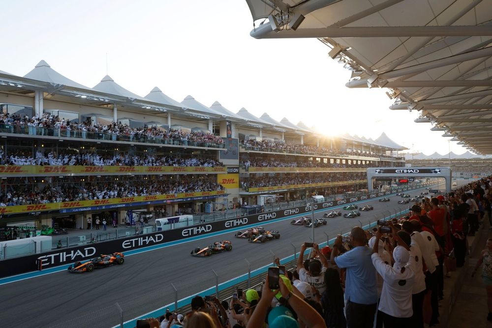 Lando Norris, McLaren MCL38, Oscar Piastri, McLaren MCL38, Max Verstappen, Red Bull Racing RB20, Carlos Sainz, Ferrari SF-24, the rest of the field at the start