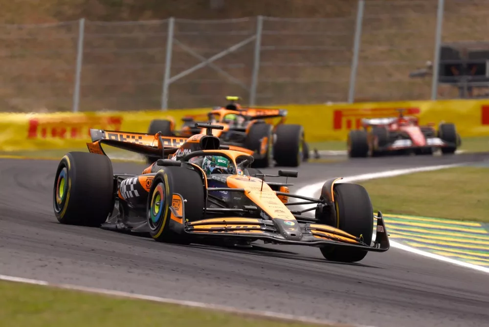 Oscar Piastri, McLaren MCL38, Lando Norris, McLaren MCL38, Charles Leclerc, Ferrari SF-24