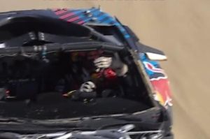 Vídeo: ¡Sainz pilota a una mano a más de 170 km/h en el Dakar!