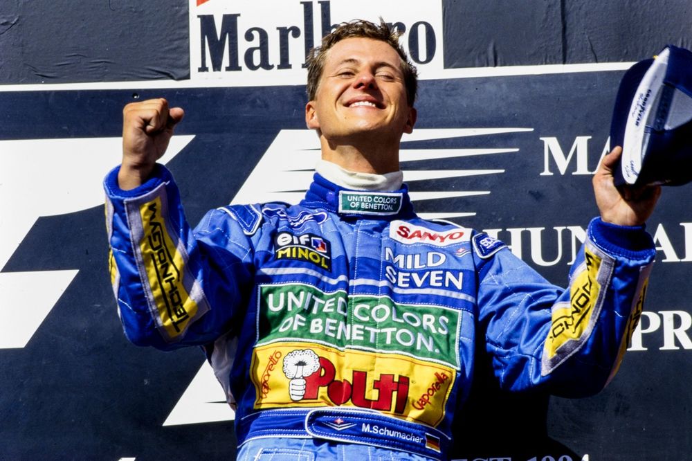 Michael Schumacher, na primeira posi&ccedil;&atilde;o, comemora no p&oacute;dio.