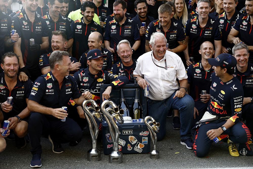 Christian Horner, director del equipo, Red Bull Racing, Max Verstappen, Red Bull Racing, 1&ordf; posici&oacute;n, Helmut Marko, asesor, Red Bull Racing, Sergio P&eacute;rez, Red Bull Racing, 2&ordf; posici&oacute;n, celebran con su equipo tras la carrera.