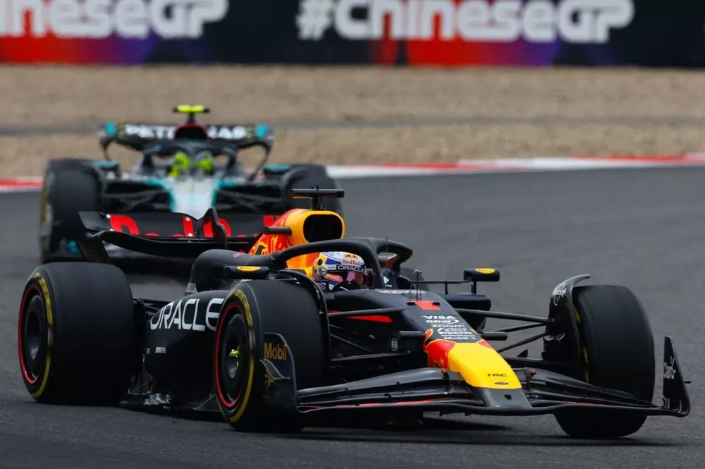 Max Verstappen, Red Bull Racing RB20, Lewis Hamilton, Mercedes F1 W15