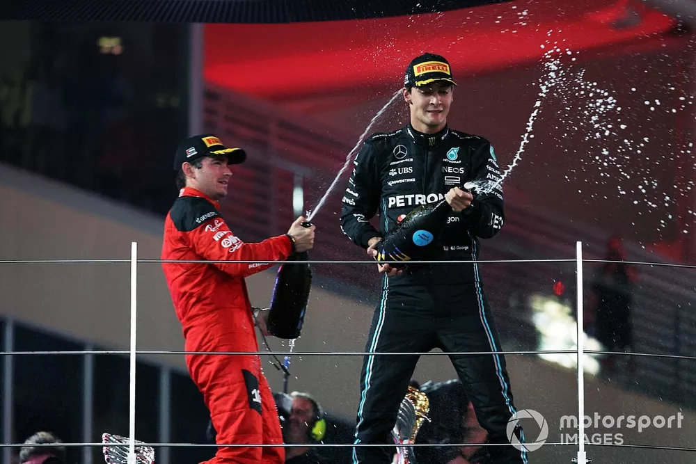 Charles Leclerc, Scuderia Ferrari, deuxi&egrave;me, George Russell, Mercedes-AMG, troisi&egrave;me, sur le podium