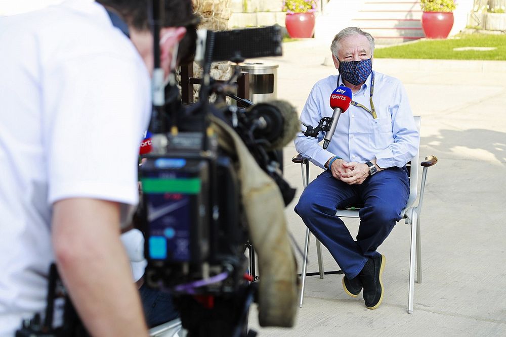 Jean Todt, Presidente de la FIA, es entrevistada por Craig Slater de Sky TV en el paddock