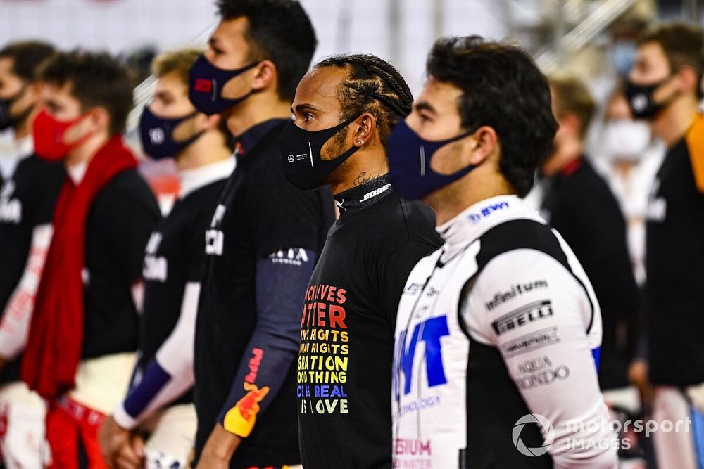 Lewis Hamilton, Mercedes-AMG F1, Sergio Pérez, Racing Point, y los otros pilotos se ponen de pie para los himnos nacionales antes de la salida