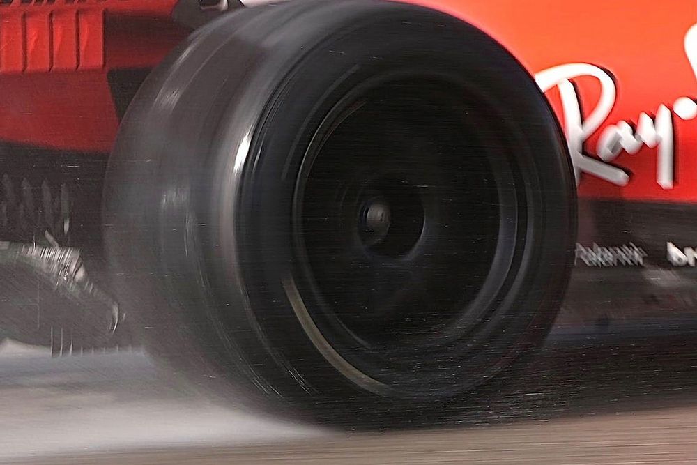 Neum&aacute;tico trasero intermedio de Pirelli de 18 pulgadas probado por Leclerc en el Ferrari