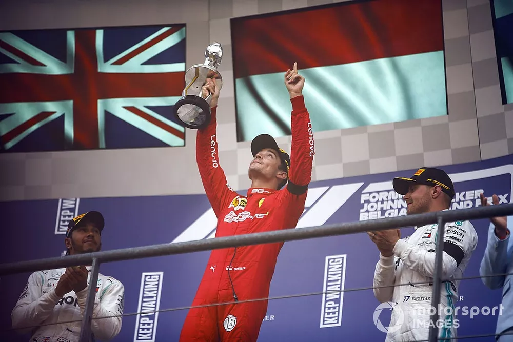 Charles Leclerc, Ferrari, op het podium met Lewis Hamilton, Mercedes AMG F1 en Valtteri Bottas, Mercedes AMG F1 