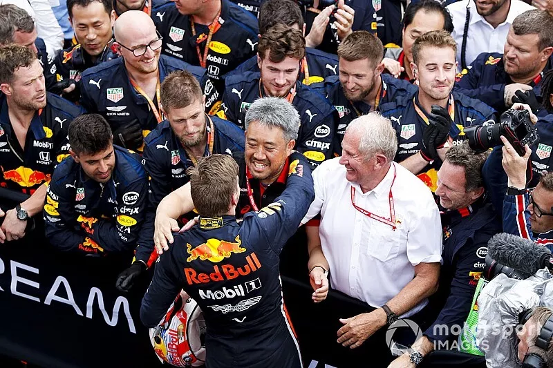 Max Verstappen, Red Bull Racing, 1st position, celebrates in Parc Ferme with Masashi Yamamoto, General Manager, Honda Motorsport, and the Red Bull team