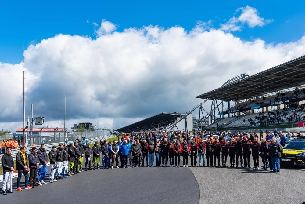 Tributo al piloto fallecido en la carrera clasificaci&oacute;n en Nurburgring de los pilotos de la NLS.