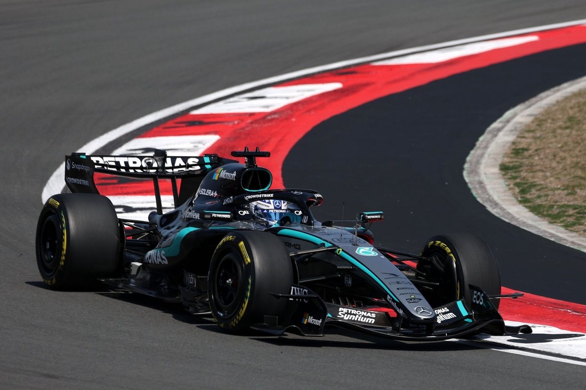 F1: Russell segura ímpeto da Ferrari no início e vence a corrida sprint do GP da China; Bortoleto é 13º.