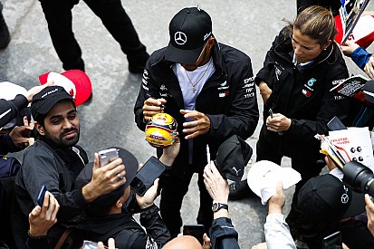 Hamilton: A fizetési különbségek alapján még a kőkorszakban élünk