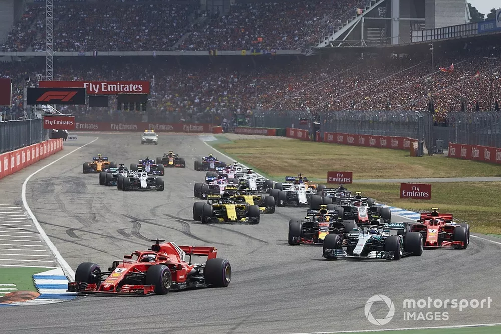Sebastian Vettel, Ferrari SF71H, leads Valtteri Bottas, Mercedes AMG F1 W09, Kimi Raikkonen, Ferrari SF71H, Max Verstappen, Red Bull Racing RB14, Kevin Magnussen, Haas F1 Team VF-18, Nico Hulkenberg, Renault Sport F1 Team R.S. 18, and the rest of the field at the start